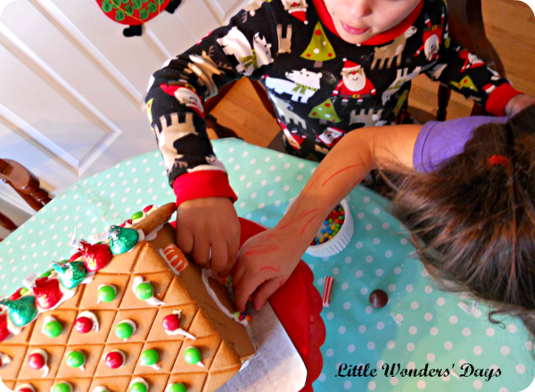 how to make a graham cracker gingerbread house via Little Wonders' Days how to make a graham cracker gingerbread house