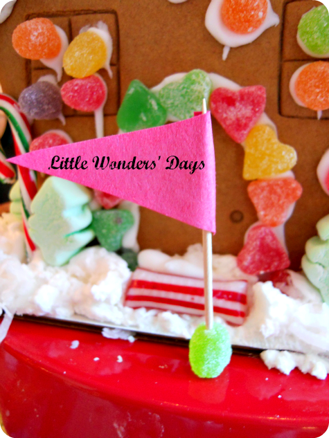 Graham Cracker Gingerbread Houses via Little Wonders' Days decorating gingerbread houses