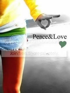 https://i820.photobucket.com/albums/zz127/mmeeelllissax3/Color%
20Splash/Peace_And_Love2.jpg